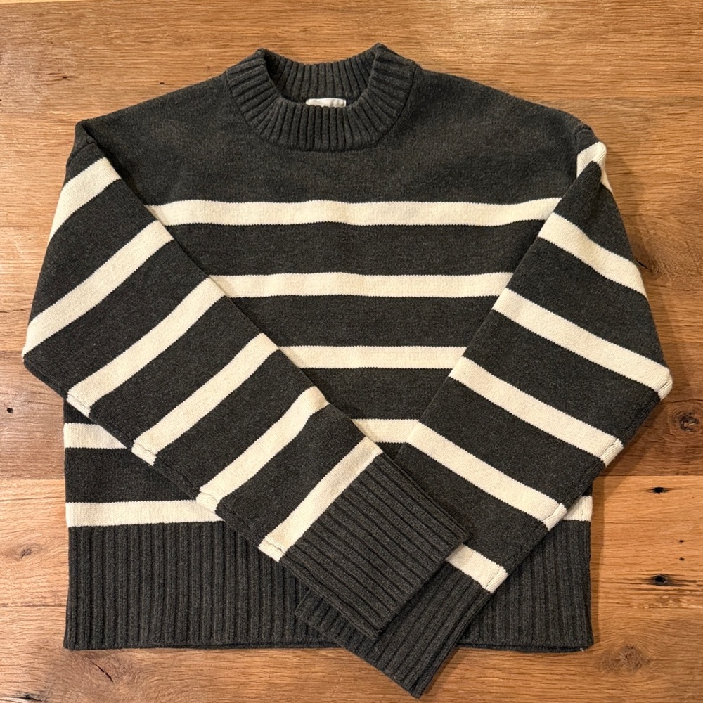NWOT H&M Loose Fit Sweater - Size XS